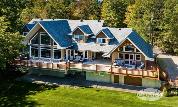 Coldwater Cabaña | 10 bed, 7 bath, cottage on Six Mile Lake, level land great for kids!