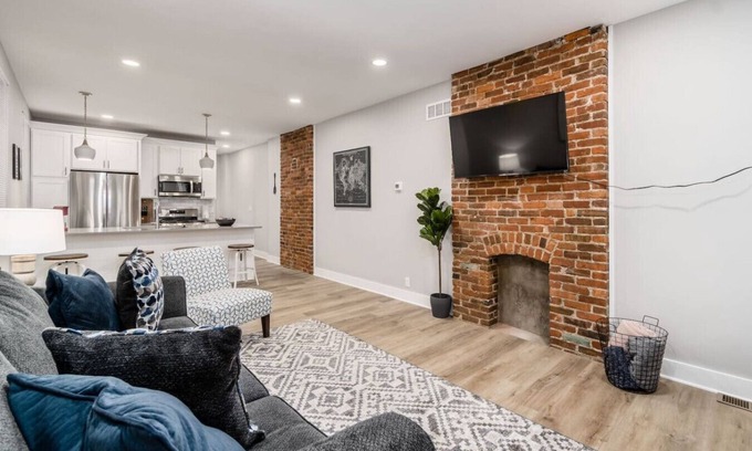 Livingston Park Apartamento | 10) Entire Home/Private Parking/Fenced Yard