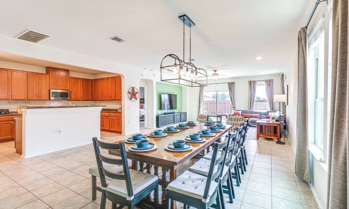 Austin Casa | 10 Mi to Dtwn Austin: Family Home w/Communal Pool