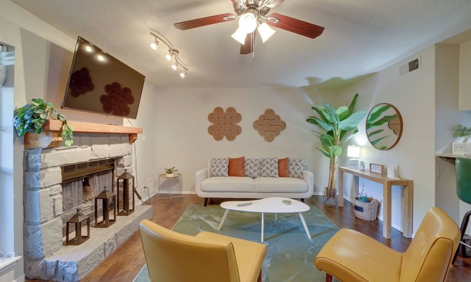 South Tulsa Condominio | 10 Mi to Dtwn Tulsa: Condo w/ Pool Access!