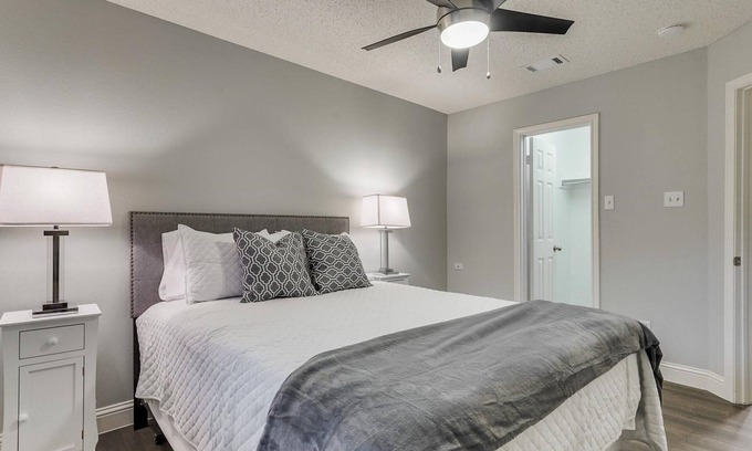 Grapevine Casa | 10 min from DFW Airport in Grapevine! 30+ Day Stays