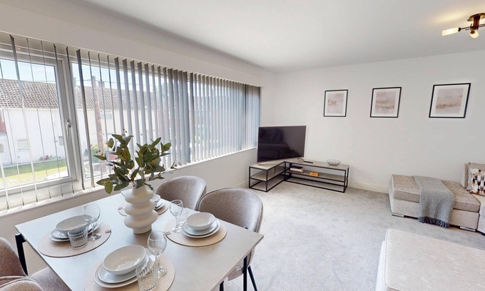 Liverpool Apartamento | 10 Mins to Airport | Movie-Ready | W/M | Dishwasher | Free Parking