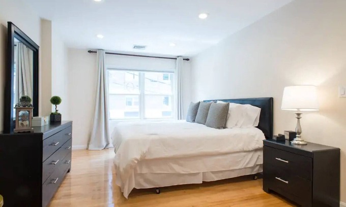 Watertown Apartamento | 10 mins to Boston, 2 Bedroom, 2 Bathroom, Kitchen, 1,300 SF Private Living Space