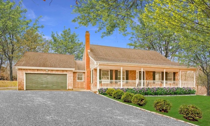 Southampton Casa | 10 minutes to Coopers beach. Stylish Southampton Retreat on 1.6 acres with deck.