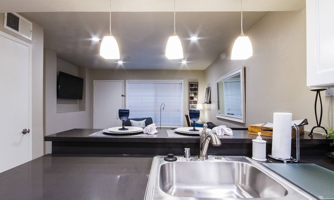 Cowan Heights Condominio | Disponible mensualmente! Tranquilo y céntrico ~ ¡A poca distancia de tiendas!