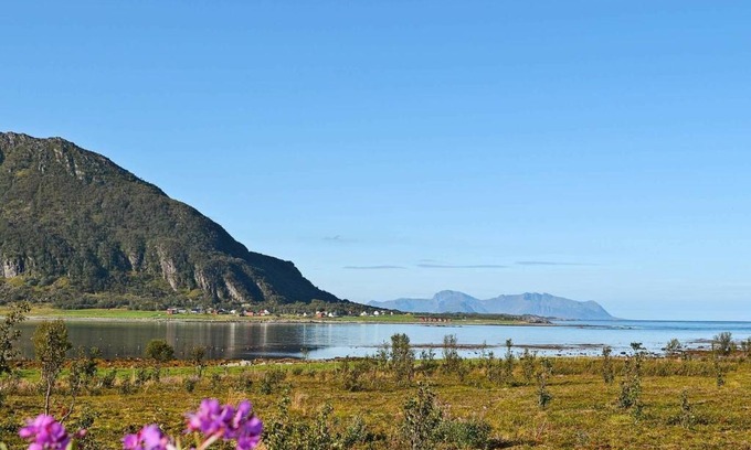 Austvagoy Casa | 10 person holiday home in Laukvik