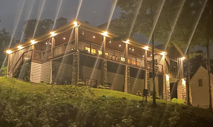 Bremen Casa | 10% Savings - No steps to lake! Fiber Internet! Luxury Lake Home, Big Water!