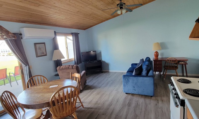 Northeastern Michigan Complejo | #10 Thomas' Parkside Cottages, 1 BR Lake Huron walk out, downtown Oscoda
