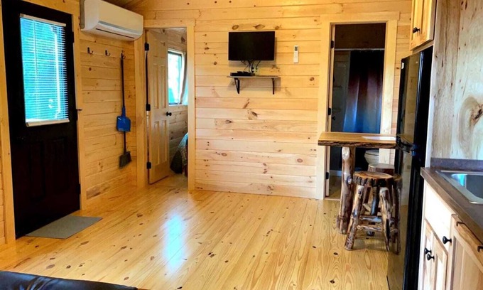 Logan Cabina | 106) Hummingbird Log Cabin. Close to Hocking Hills State Park and more!