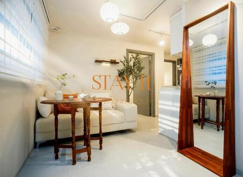 Yeonnam-dong Apartamento | #11월 할인#홍대ㆍ공항철도 #올리모델링#홍대입구역 도보9분#연트럴파크3분#무료짐보관# 6인#호텔침구#무료와이파이#세탁건조기#교통최고#넷플릭스