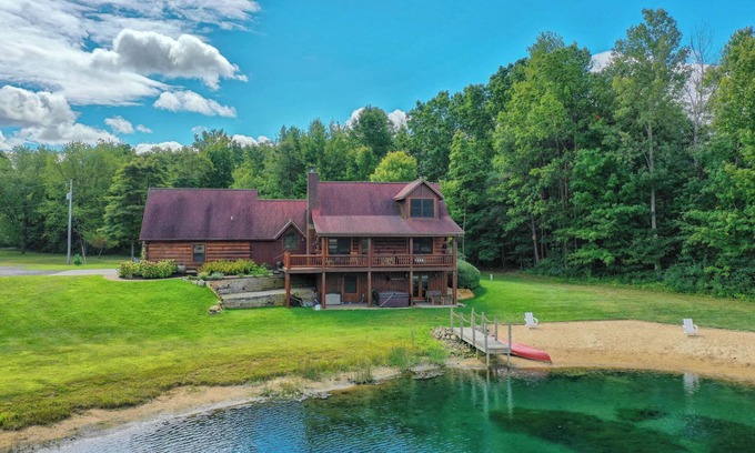 Fennville Cabina | 11 Acre Wood - Cabin getaway - fishing/swimming pond - hot tub