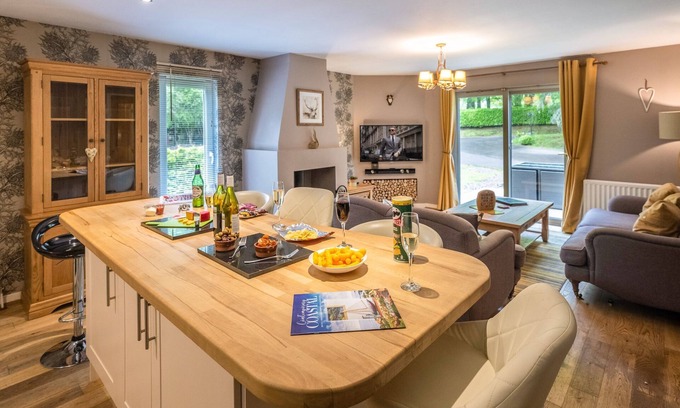Fort Augustus Cabaña | 11 The Courtyard Cottages: Luxury Holiday Accommodation - Pet Friendly