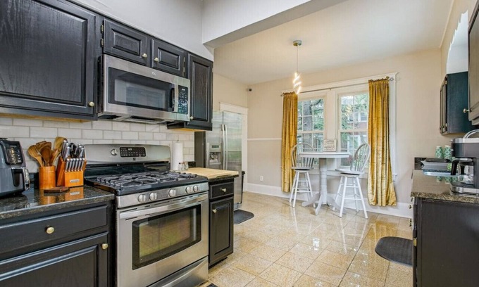 Norfolk Casa | 111) Massive 6 bedroom home with a Pool!