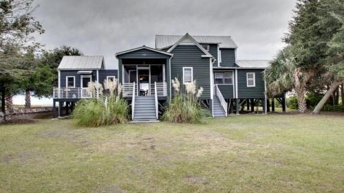Sullivan's Island Casa | 1111 Middle Street by AvantStay Charming Historic Cottage Featured in Dear John Movie Beach Access