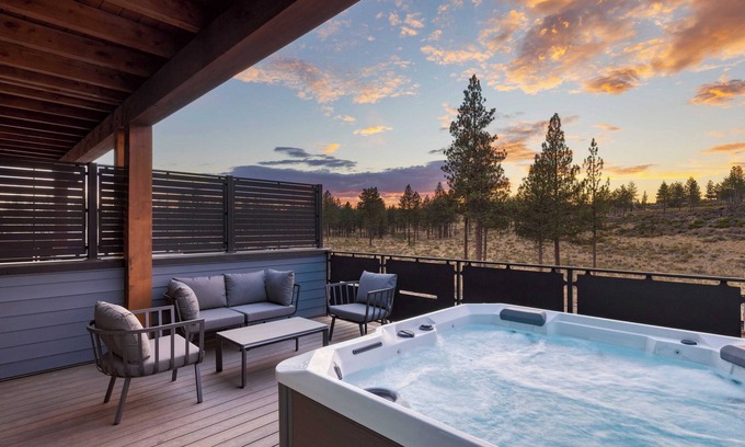 Bend Cabaña | 1115 Aerie Buyout 2 Units, Near Downtown Hot Tub + Mountain View