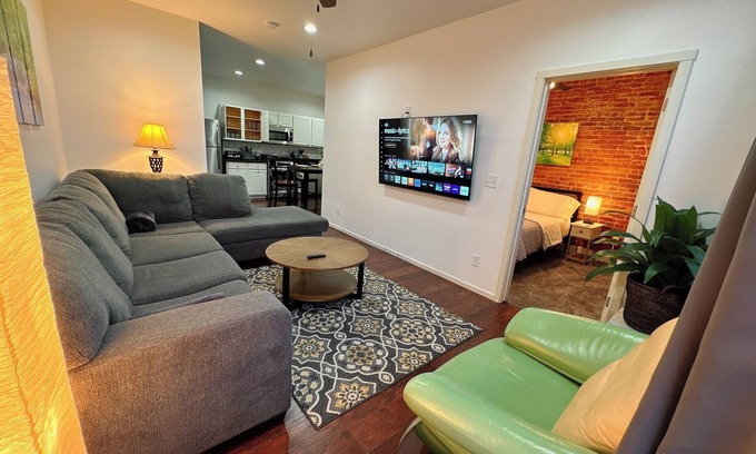 Dubuque Apartamento | 115#201-Spacious 3-bedroom apartment with WiFi, AC in charming Dubuque