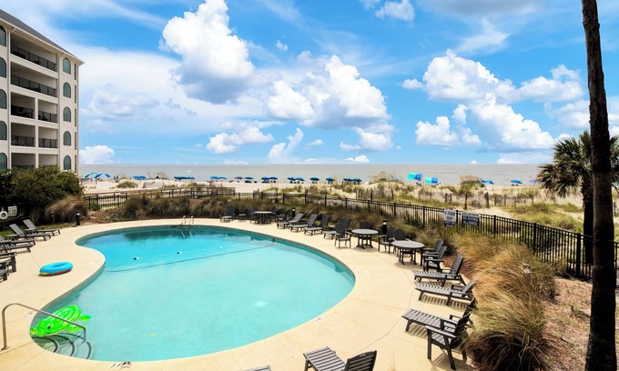 Isle of Palms Condominio | 118 Seascape by AvantStay | Pool + Oceanfront Views