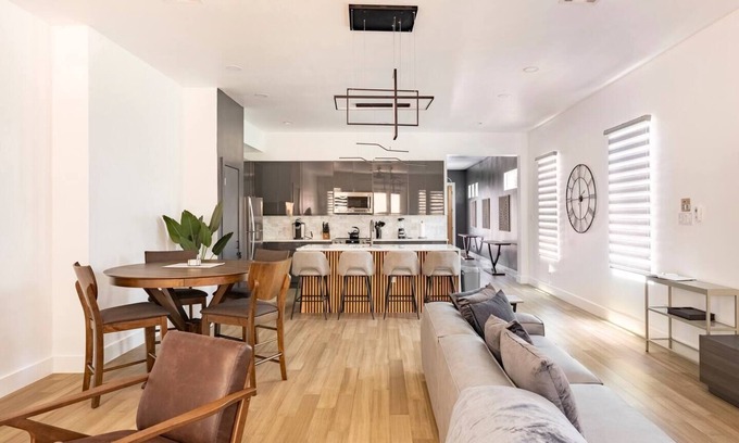 Near East Side Casa | 12 Guest 4 Bedroom Riverwalk Townhome Groups and Family Friendly Parking Modern