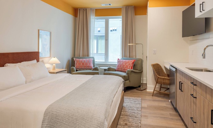 12 South Hotel | 12 South Stay w/ Rooftop | Deluxe Queen at Gilmore