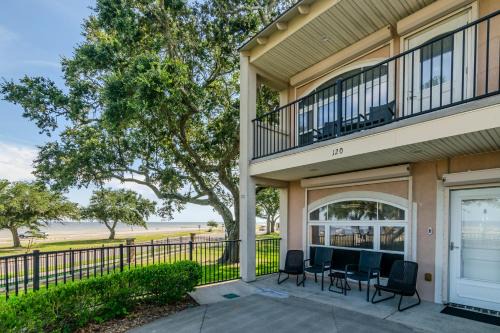 Long Beach Casa | 120 Beau Clair - Beachview Townhome with Balcony and Deck in Long Beach
