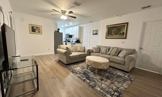 Tallahassee Apartamento | 126-Home (5BR): One unit of a duplex near FSU-A