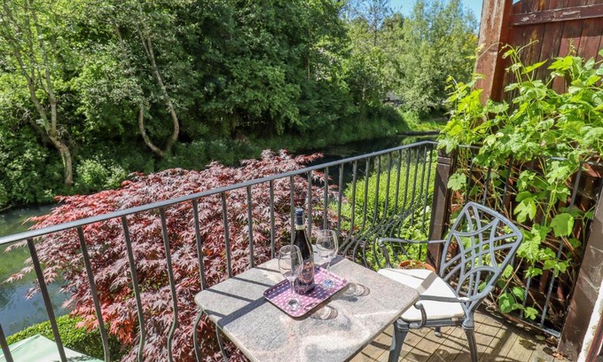 Stroud Casa | 13 Bowbridge Lock