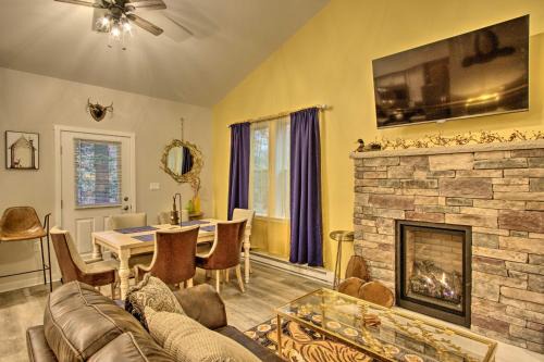 Saylorsburg Casa | 13 Mi to Camelback Ski! Creekside Lincoln Lodge