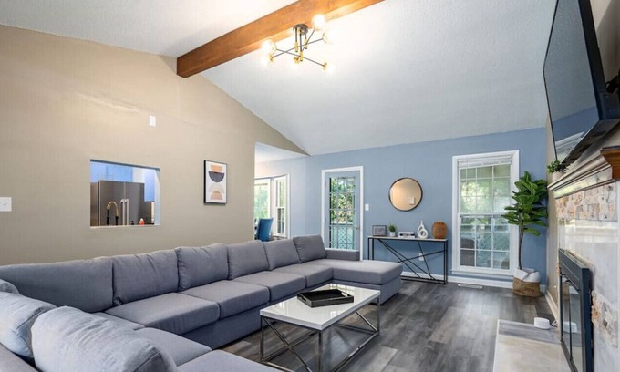 Huntsville Casa | 13115 Chaney Thompson CAL MTR · {Urban Oaks} Dual Masters/4 Bedrooms/Air Hockey