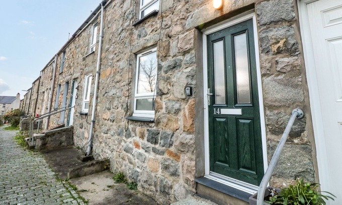 Trefor Cabaña | 14 NEW STREET, pet friendly, character holiday cottage in Trefor
