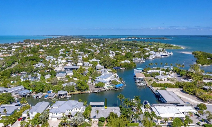 Boca Grande Casa | 141 Damicare 3 bed / 2 Bath ground level - Canal & Dockage in back yard!