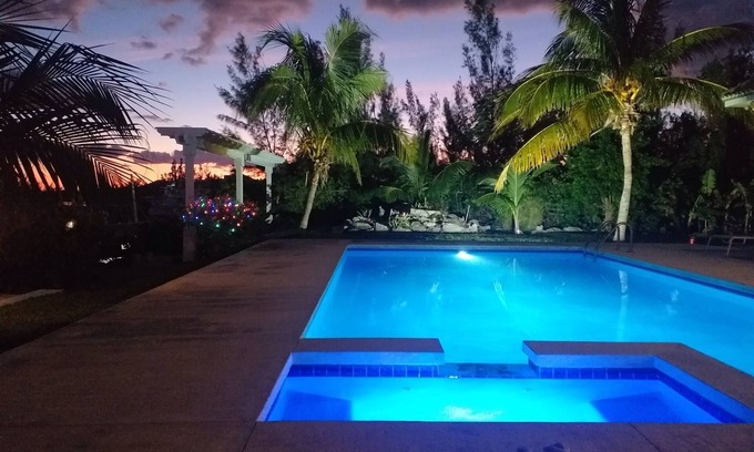Bahama Reef Casa | Barco y carro de 8 asientos incluidos. Propiedad de lujo frente al mar con piscina.
