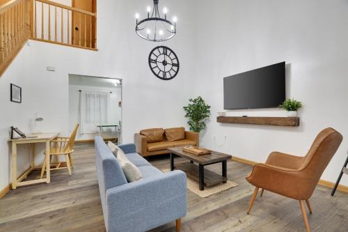 East Stroudsburg Casa | 15 Min to Ski Resorts, Dog Friendly, Cozy 3 BR, Game Area & Fire Pit