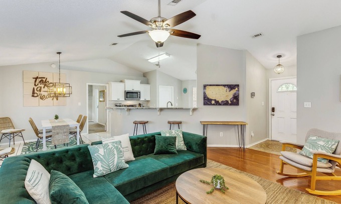 Pensacola Casa | 15 mins from Perdido beach, Lakefront with Firepit, near NAS/Blue Angels