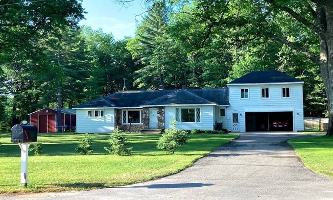 Kalkaska Casa | 15 mls from GLEF, 3 Bdrm home, huge yard, hot tub, camper hookup available!