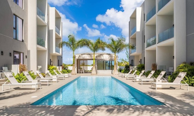 Grace Bay Apartamento | 15% Off Oct- Walk to Grace Bay-Pool Views! Z-B103