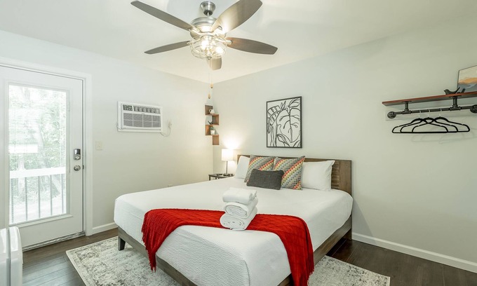 Lookout Valley Neighborhood Association Cabina | 15: The Alvar Room - A PMI Scenic City Vacation Rental