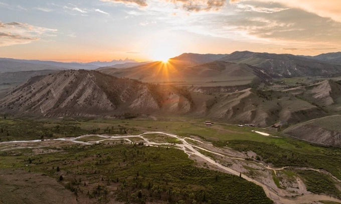 Kelly Cabina | 150 acre Elk Track Ranch cabin & ranch Rentals 1.5hr to Jackson Hole Town Square