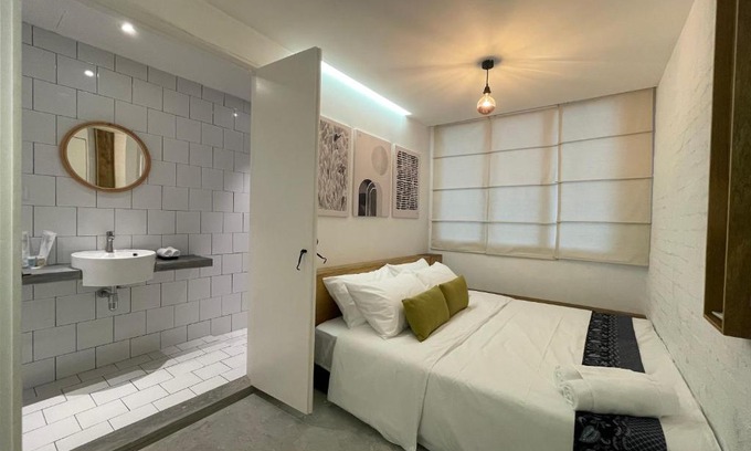Seri Kembangan Cama Y Desayuno | 1502A by Mushroom Projects