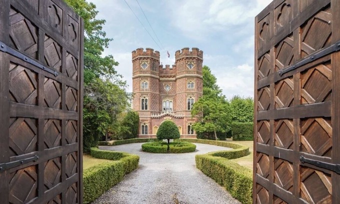 Esher Casa | 15th Gatehouse, also Known as Wolsey's Tower & Featured in Mantel's "Wolf Hall"