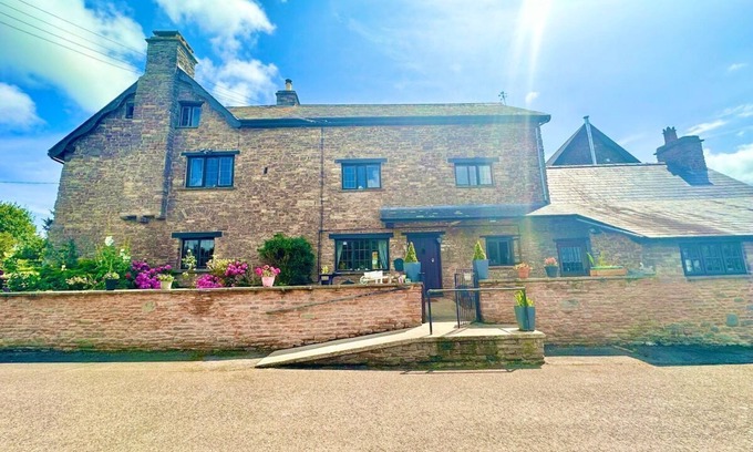 Usk Otro | 16th Cent,6 bed house,15 People
