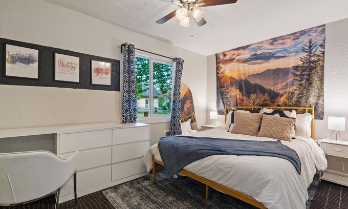 Fairview Casa | 17 minutes from pdx, large fenced yard, driveway parking.