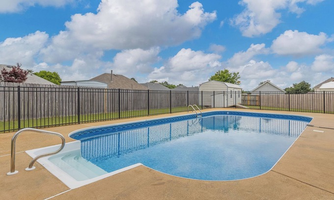 Prattville Casa | 17 Springs / RTJ Golf / Saltwater Pool / Sleeps 8