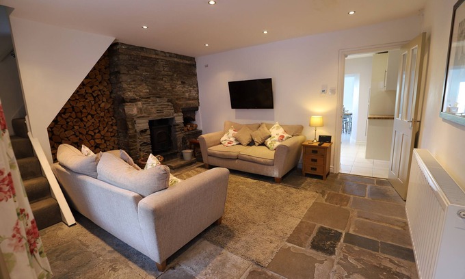 Nantgarw Cabaña | Casa de campo del siglo XVII con vistas a las montañas en las afueras de Cardiff