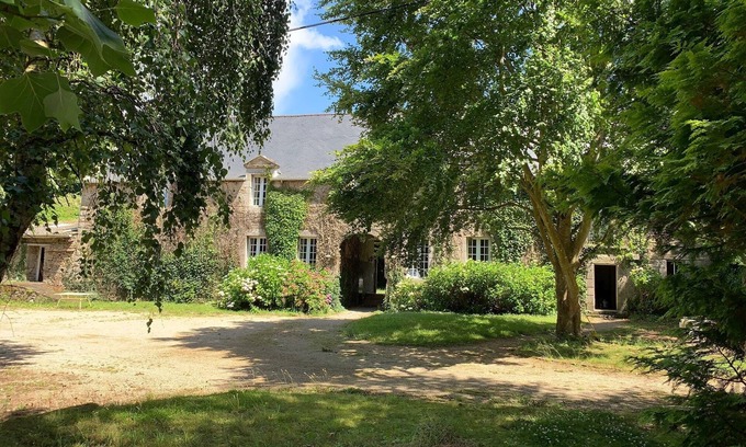 Cite Apartamento | 17th century property between the pink granite coast & Lannion, large 46m2 studio flat