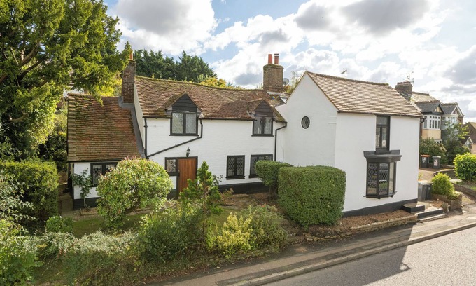 Luton Cabaña | 18 century cottage nr Harry Potter Studios, London & Luton Airport. Pet friendly
