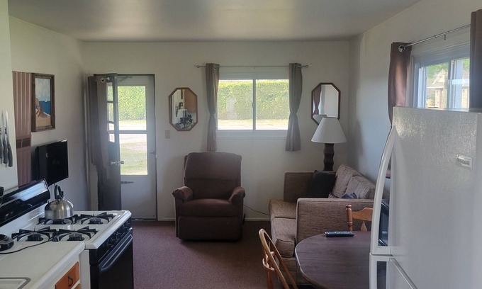 Oscoda Complejo | #18 Thomas' Parkside Cottages. Sandy Beach, Lake Huron views. Downtown location.