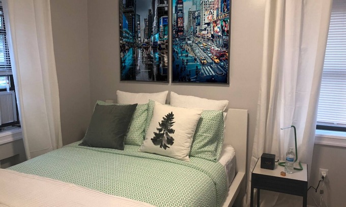 Industry Apartamento | 1807 2H · Cómodo apartamento de 2 camas a solo 20 minutos de NYC / Park Avail