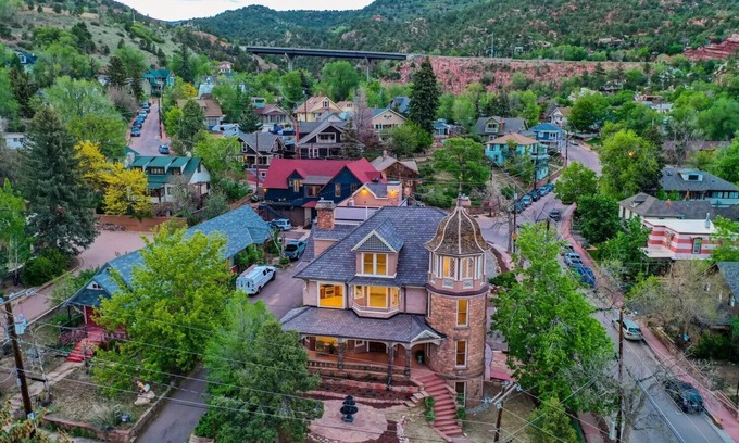 Manitou Springs Historic District Condominio | 1880 Historic Richardsonian Romanesque Manitou Springs Award-winning Restoration