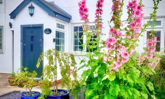 Snitterfield Cabaña | 18th Century Cottage with Stunning Farmland Views