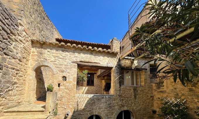 Castillon-du-Gard Casa | 18th century house with garden and swimming pool in the heart of a medieval village